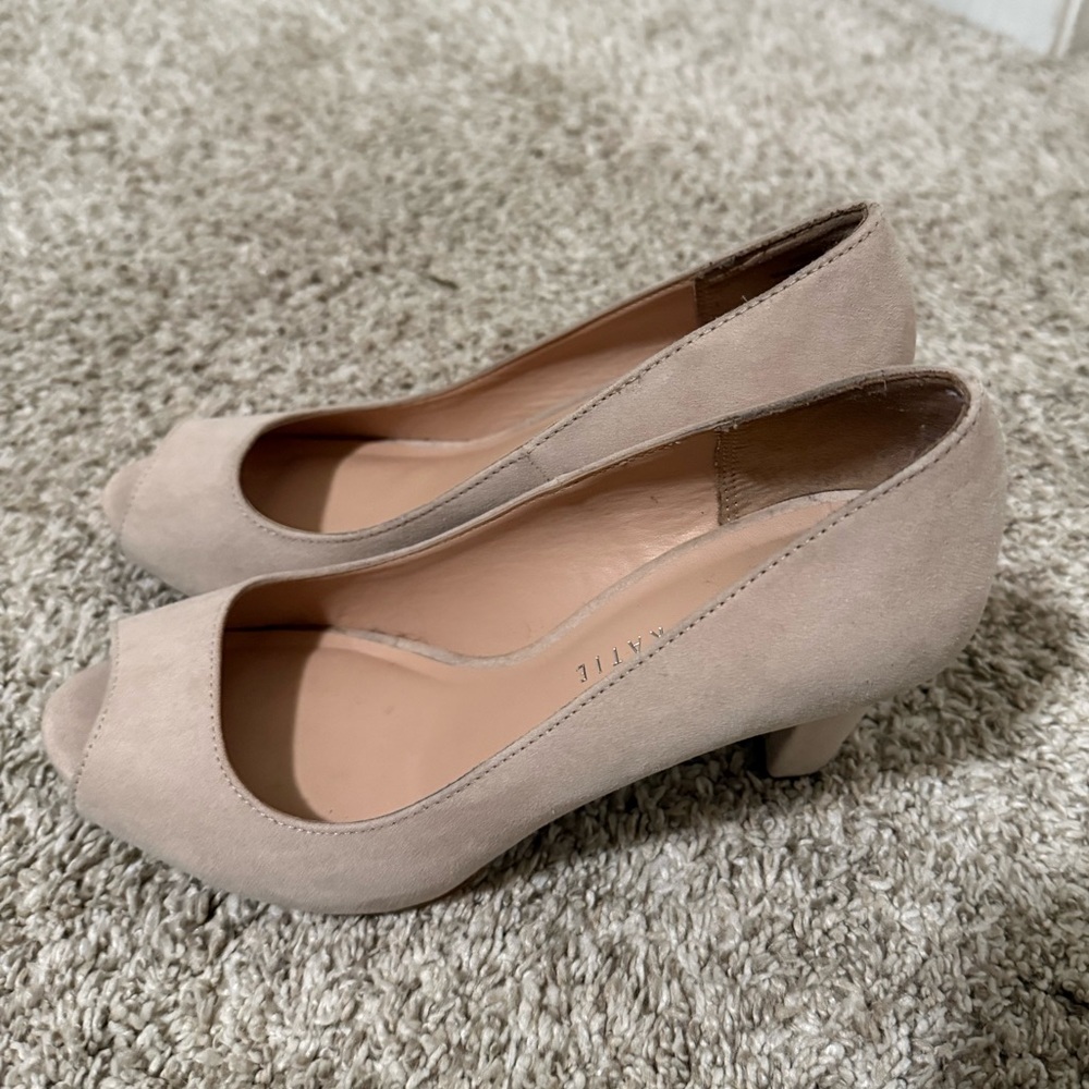 Kelly + Katie Nude Suede Peep-Toe Pumps Size 7